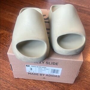 Adidas Yeezy Slide Resin Color